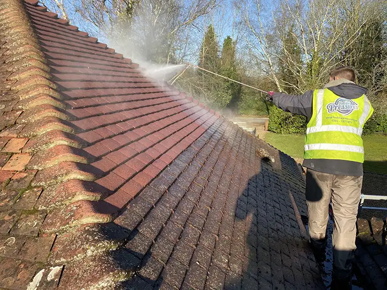 feel_the_pressure_roof_cleaning8.webp